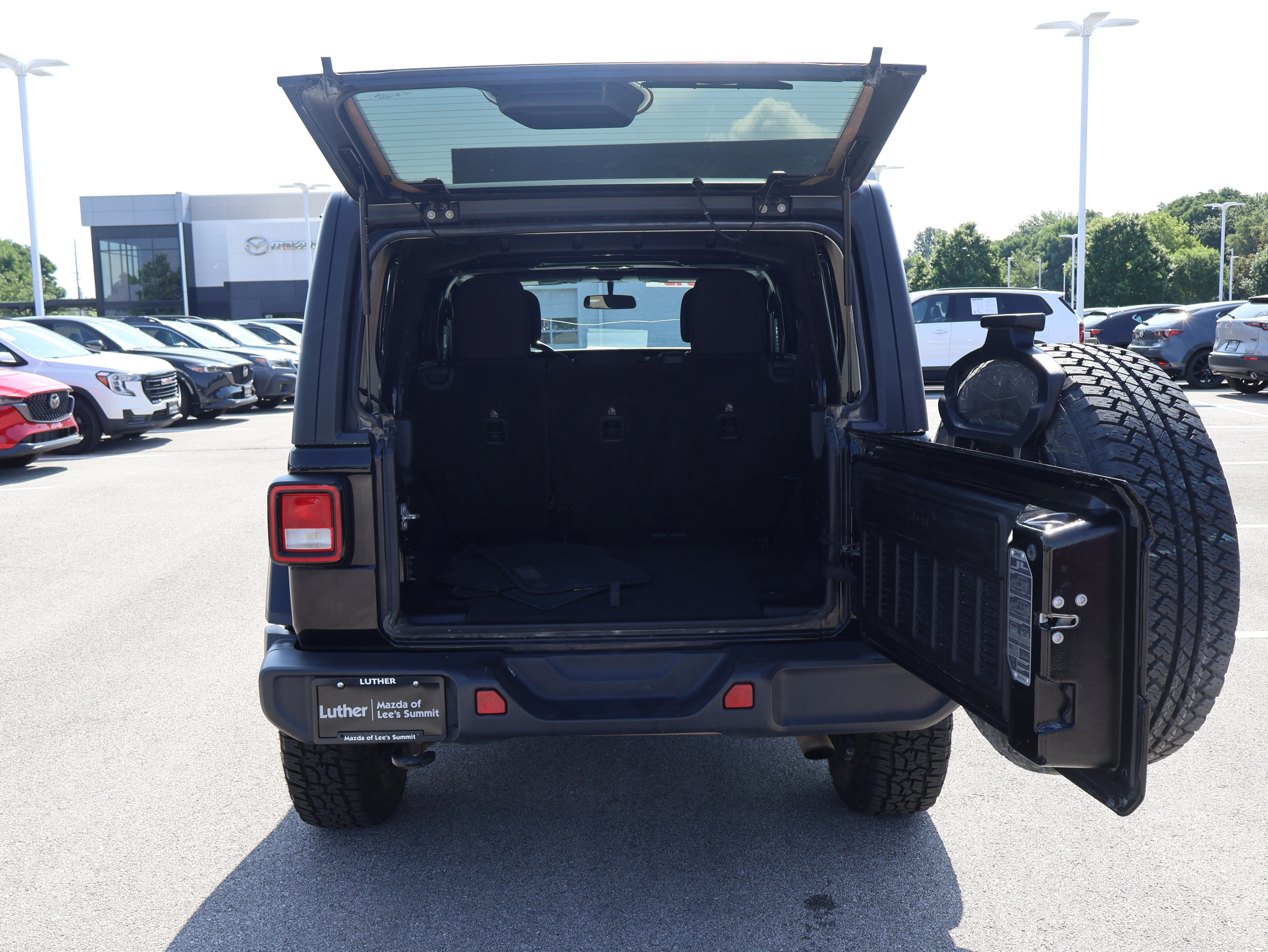 Used 2019 Black Clearcoat Jeep Sahara image 15