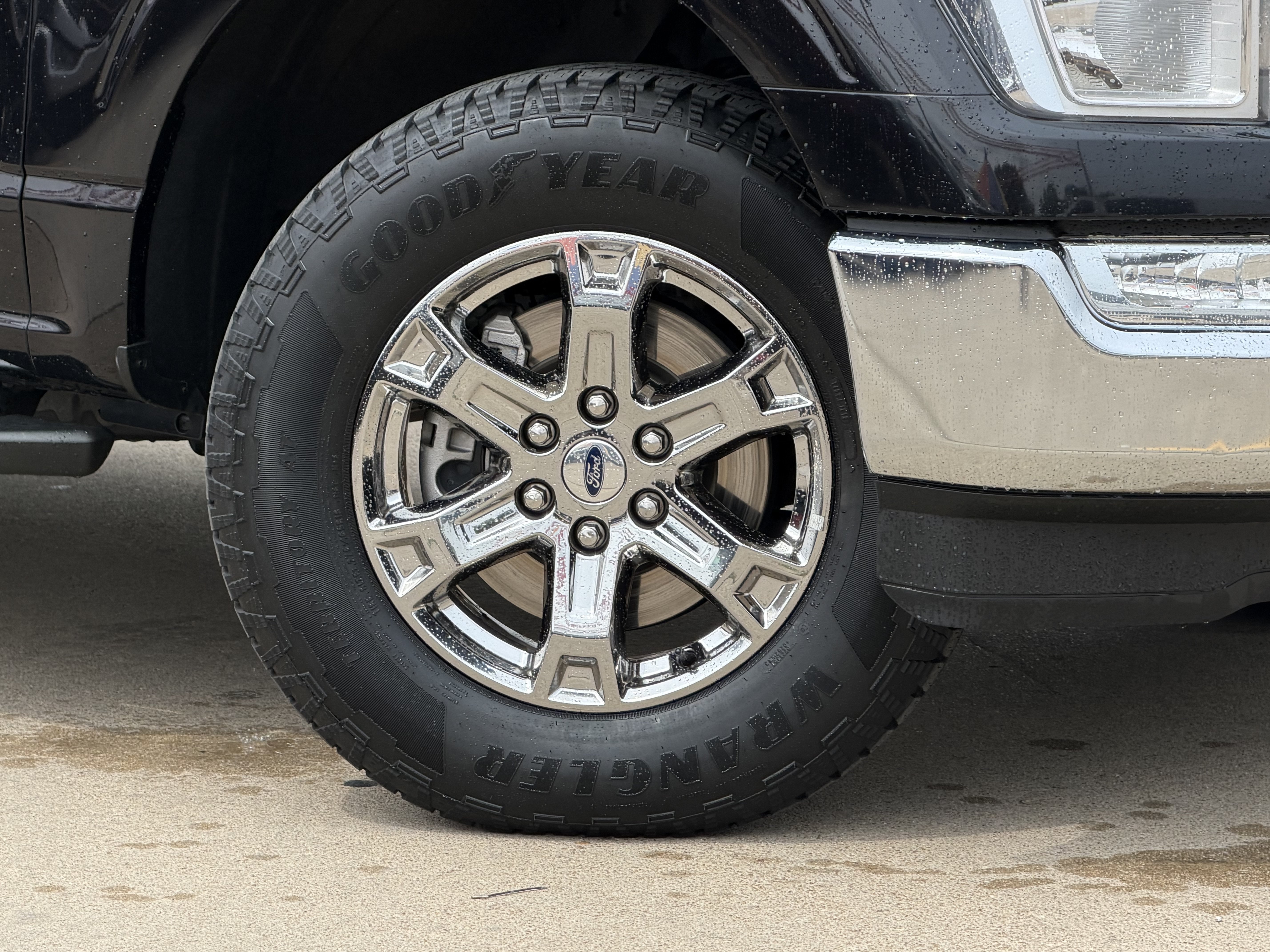 Used 2022 Agate Black Metallic Ford XLT image 3