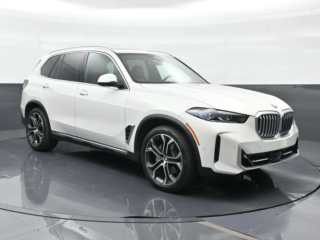 Used 2025 Alpine White BMW sDrive40i image 4
