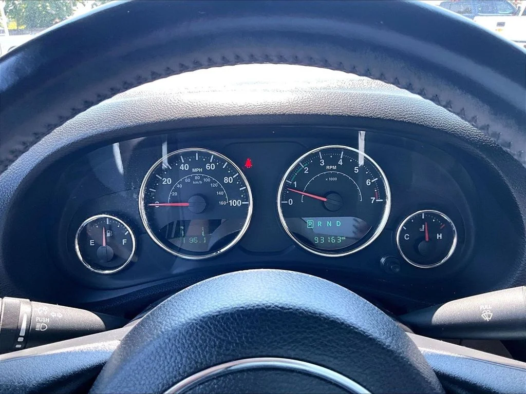 Used 2015 White Jeep Unlimited Sahara image 21