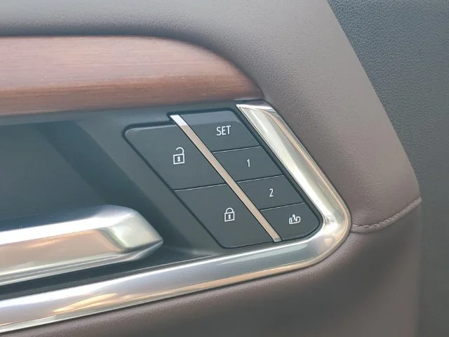 Used 2023 WHITE FROST TRICOAT GMC Denali image 15