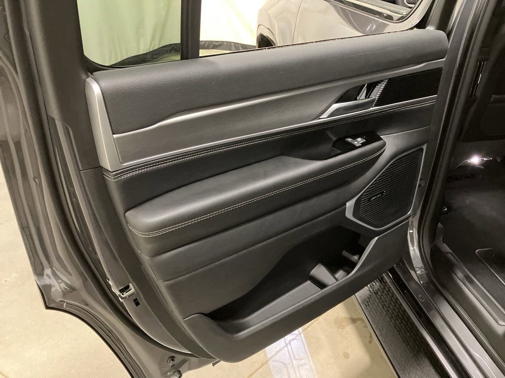 New 2026 Baltic-Gray Metallic Clear-Coat Exterior Paint Jeep Upland image 16