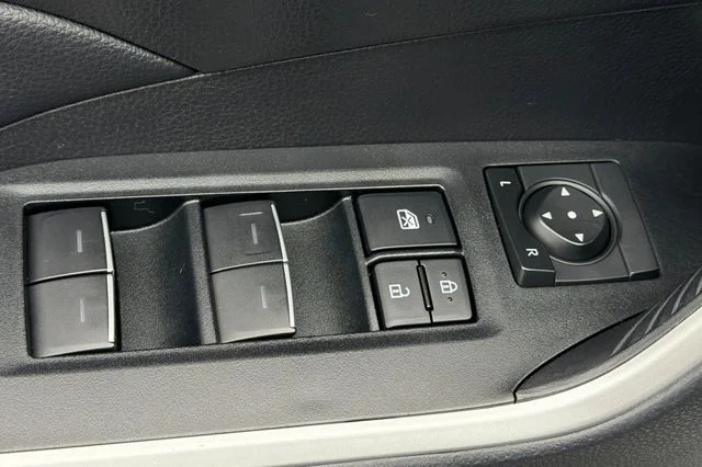 2025 Toyota RAV4 XLE - Photo 13
