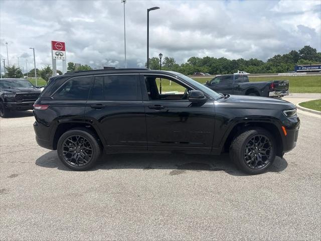 New 2026 Diamond Black Crystal Pearl-Coat Exterior Paint Jeep Summit image 11