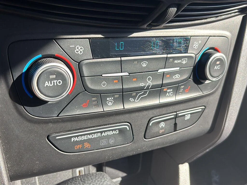 Used 2019 Oxford White Ford SE image 16