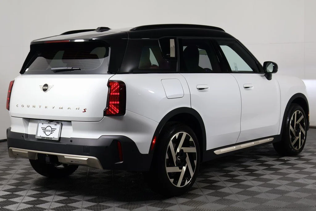 New 2027 White Metallic MINI Signature Plus image 2