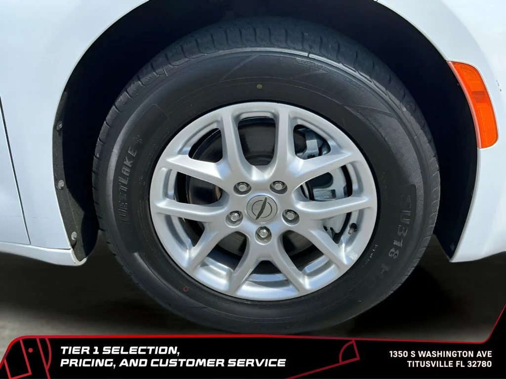 Used 2023 White Chrysler LX image 32