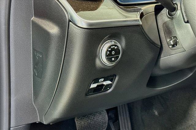 New 2026 Selenite Grey Metallic Mercedes-Benz C 300 image 40