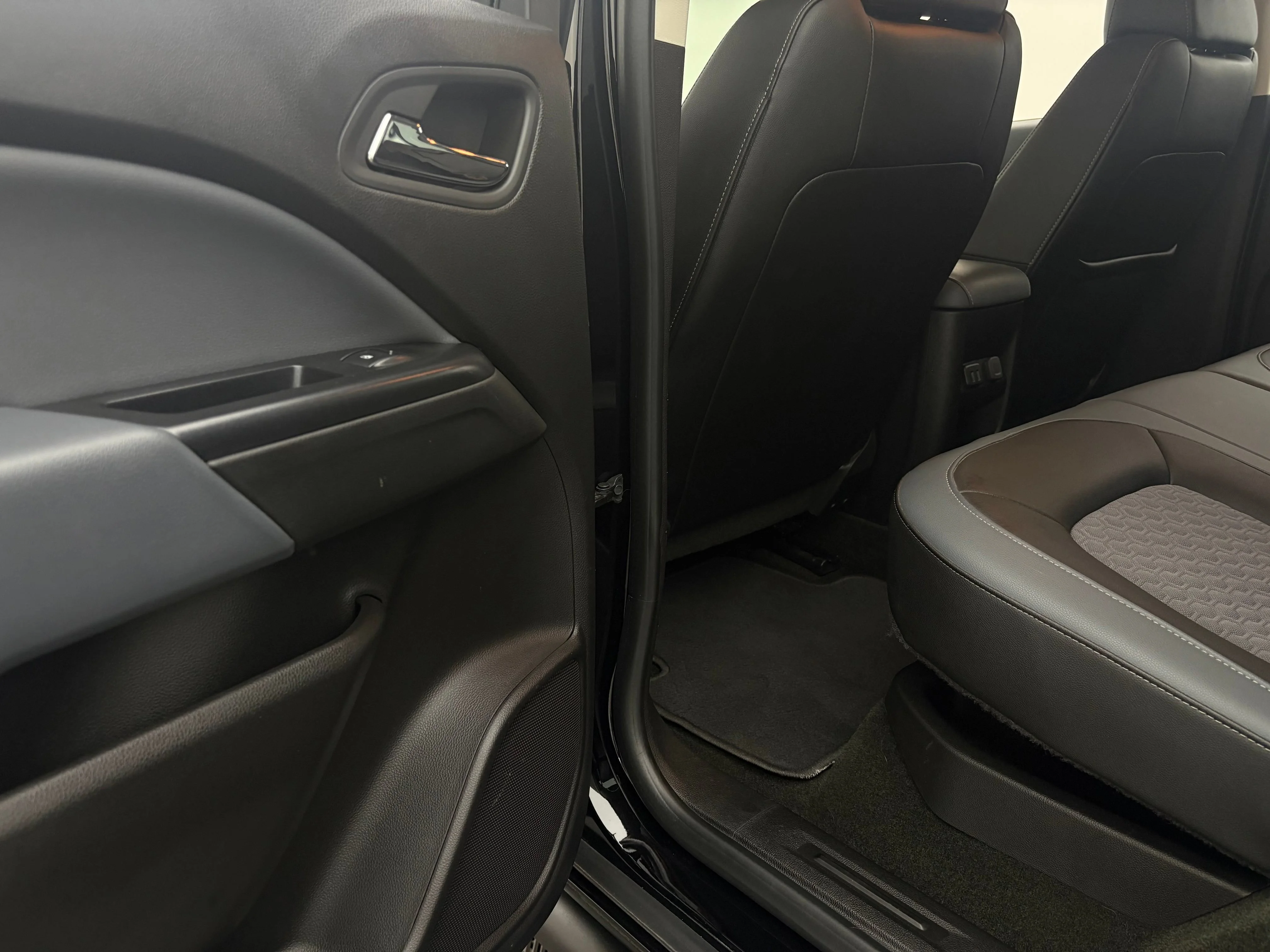 Used 2018 BLACK Chevrolet 4WD Z71 image 37