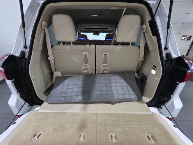 Used 2016  Lexus 570 image 21