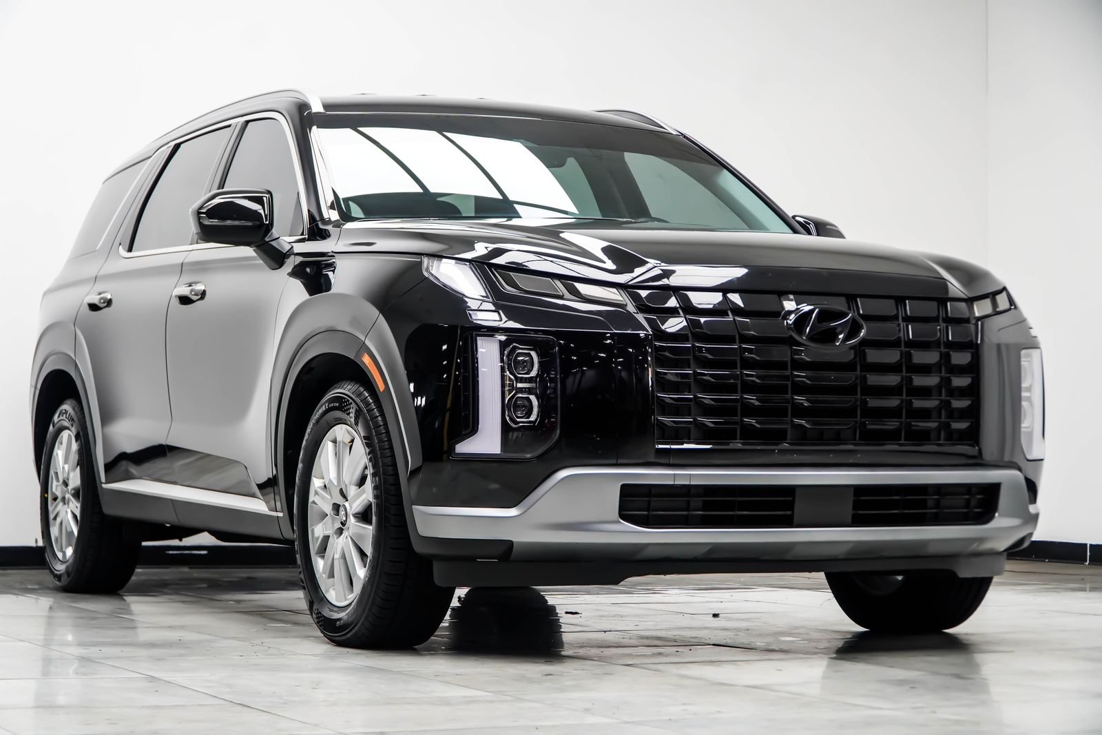 Used 2025 Black Hyundai SEL image 5