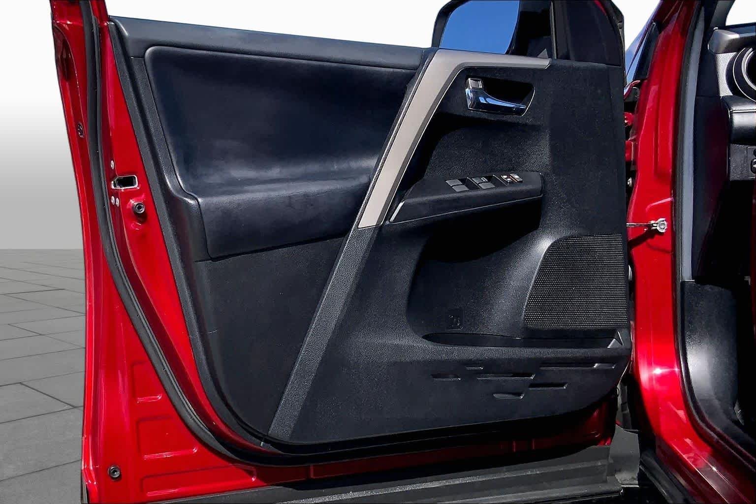 Used 2018 Ruby Flare Pearl Toyota XLE image 21