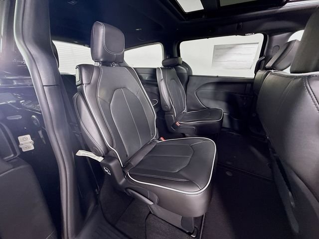New 2027 Diamond Black Crystal Pearl-Coat Exterior Paint Chrysler Limited image 29