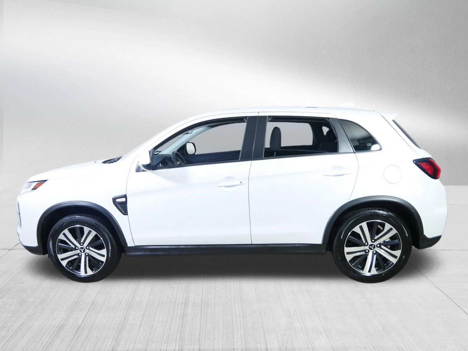 Used 2025 White Diamond Mitsubishi ES image 4