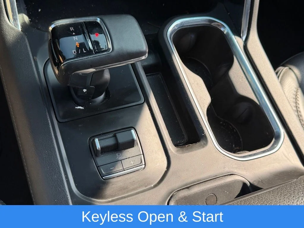 Used 2025 Silver GMC Denali image 32