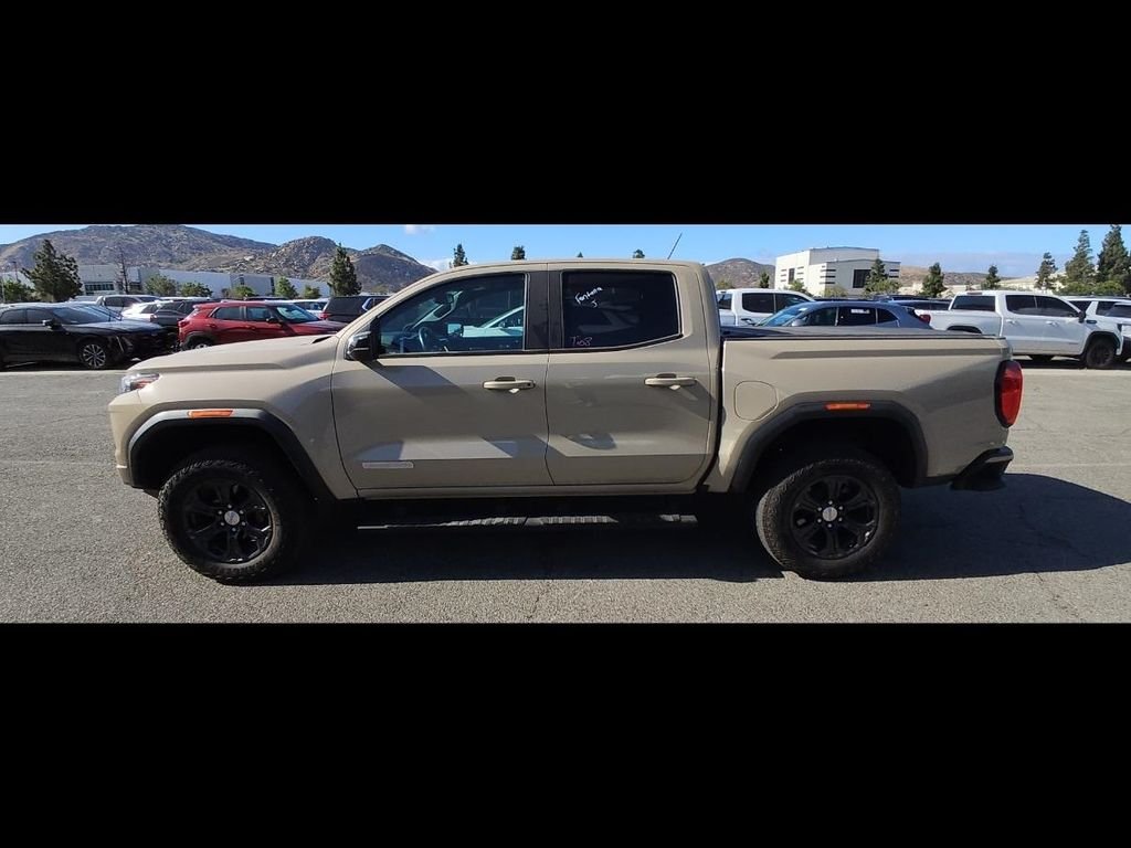 Used 2024  GMC Elevation image 2