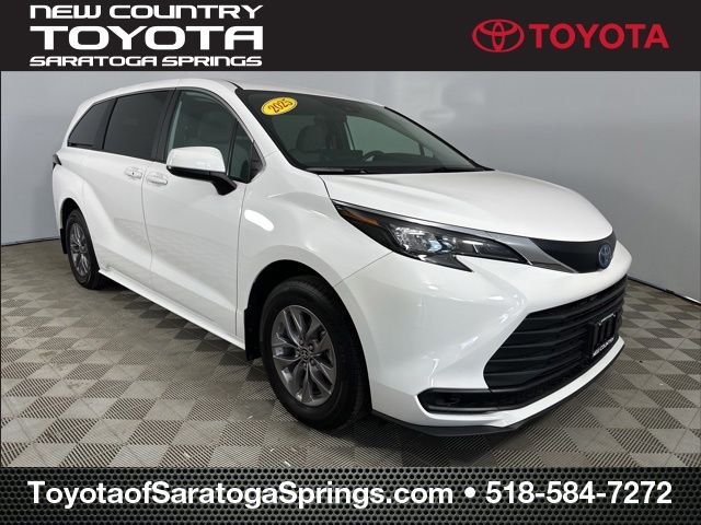 2025 Toyota Sienna LE 8-Passenger Hybrid AWD's photo
