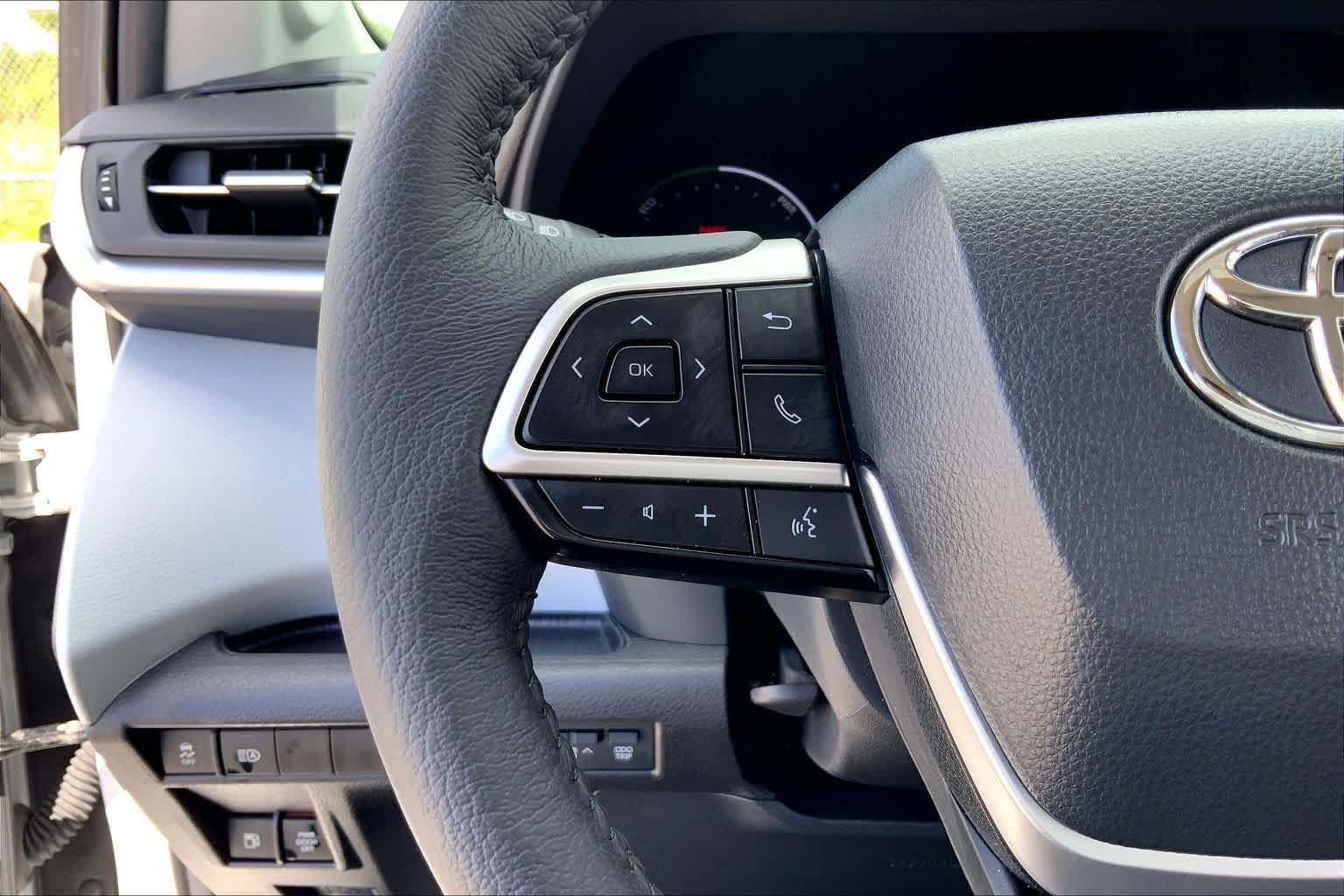 Used 2025 Wind Chill Pearl Toyota XLE image 23