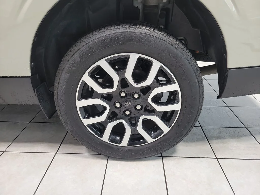 Used 2024  Ford Lariat image 44