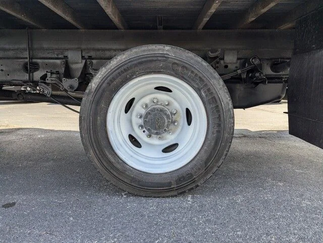 Used 2018  Ford XL image 19