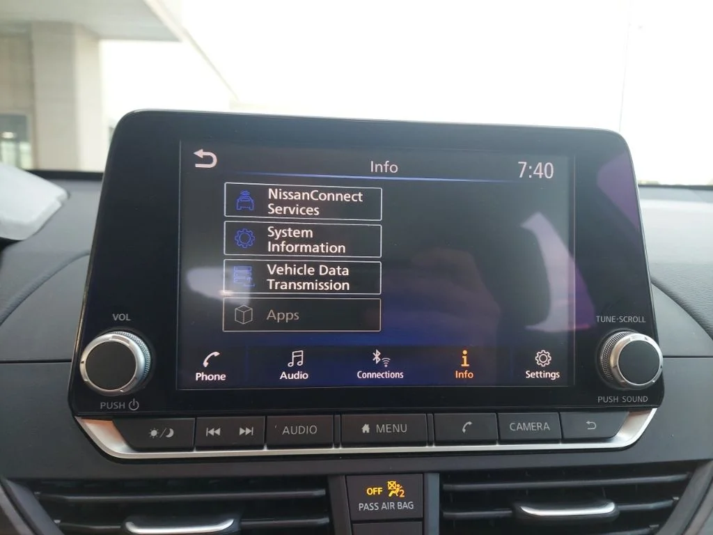 Used 2025 White Nissan 2.5 SV image 25