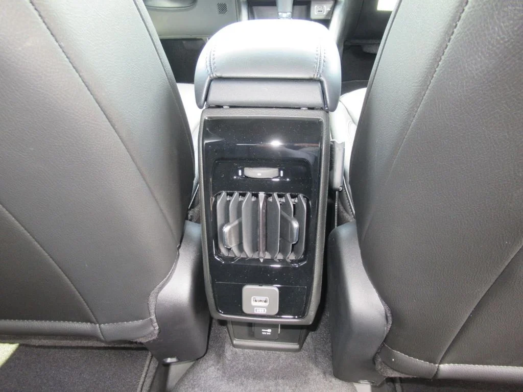 New 2026 Diamond Black Crystal Pearl-Coat Exterior Paint Jeep Latitude Altitude image 30