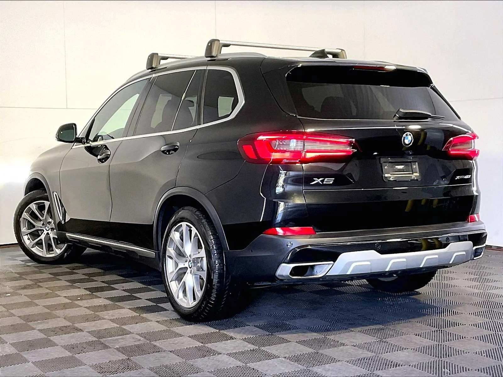 Used 2020 Black Sapphire Metallic BMW xDrive40i image 3