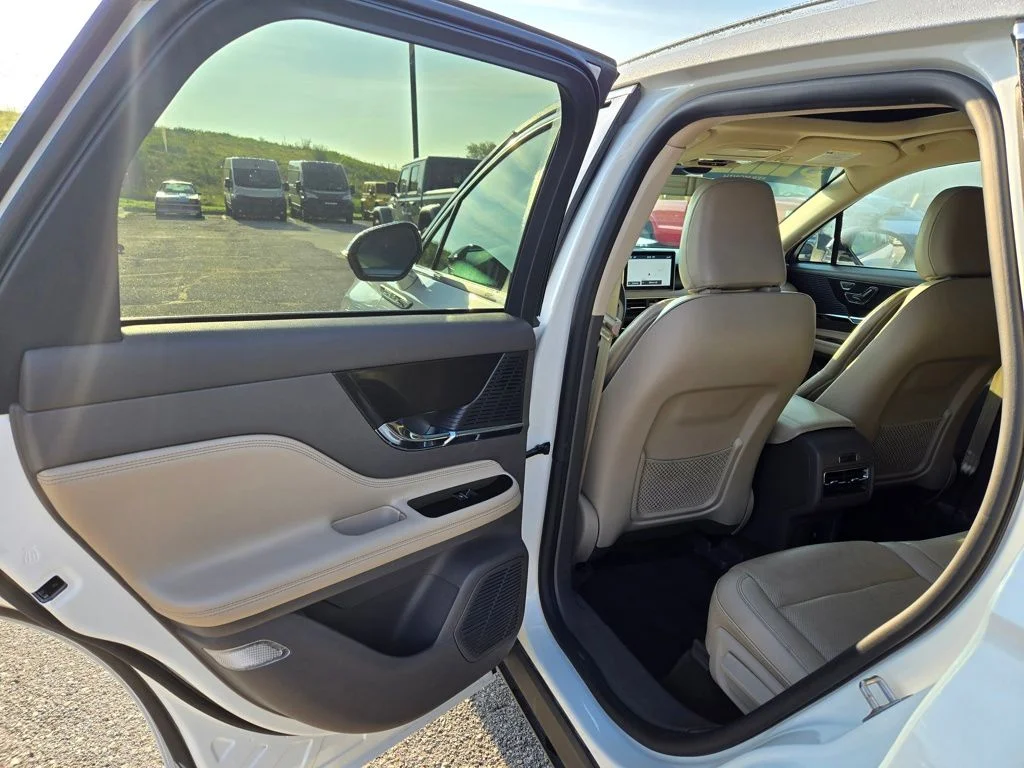Used 2022 White Lincoln Reserve image 28