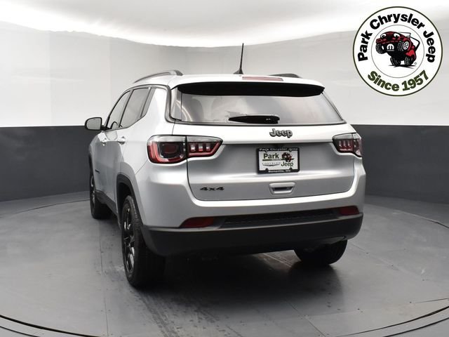 New 2026 Silver Zynith Metallic Clearcoat Jeep Latitude image 4