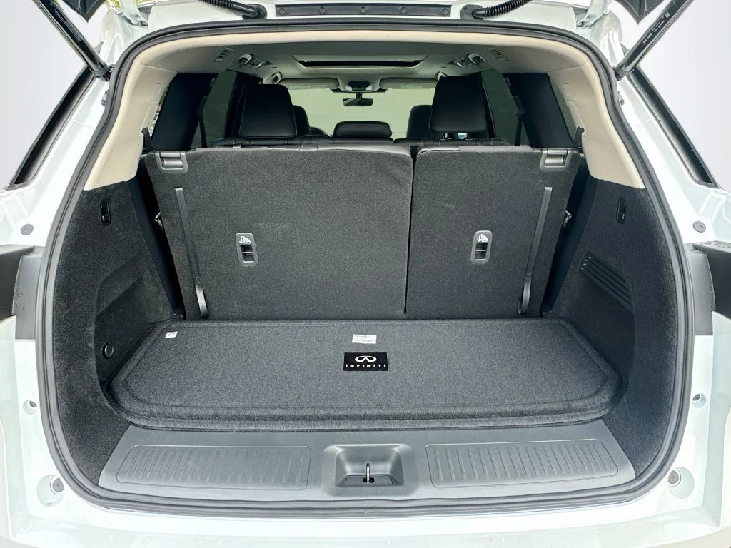 New 2027 RADIANT WHITE INFINITI Luxe FWD image 28