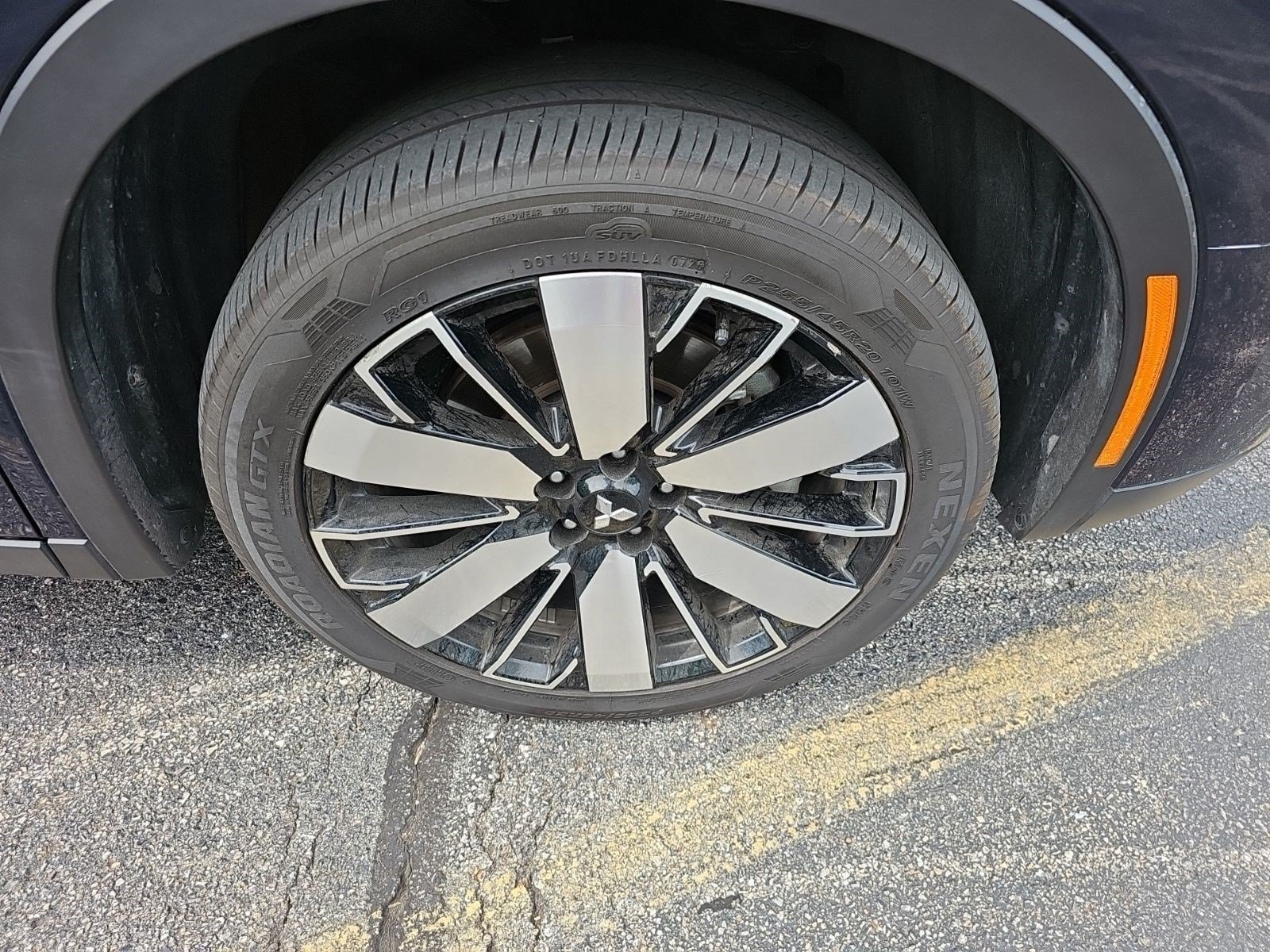 Used 2025 Silver Mitsubishi SE image 8