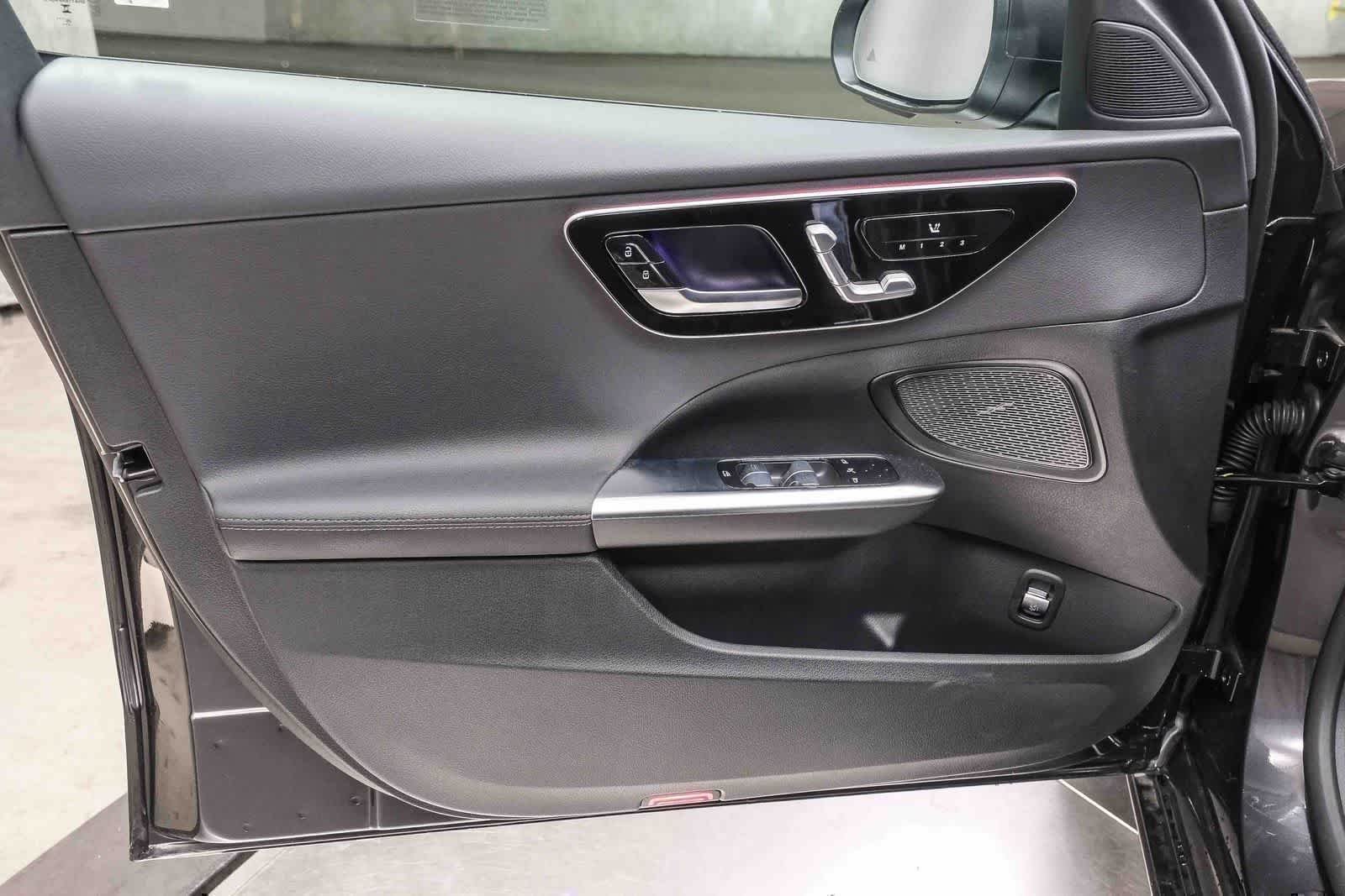 Nuevo Mercedes-Benz C 300 2026 en color gris grafito metalizado, imagen 25.