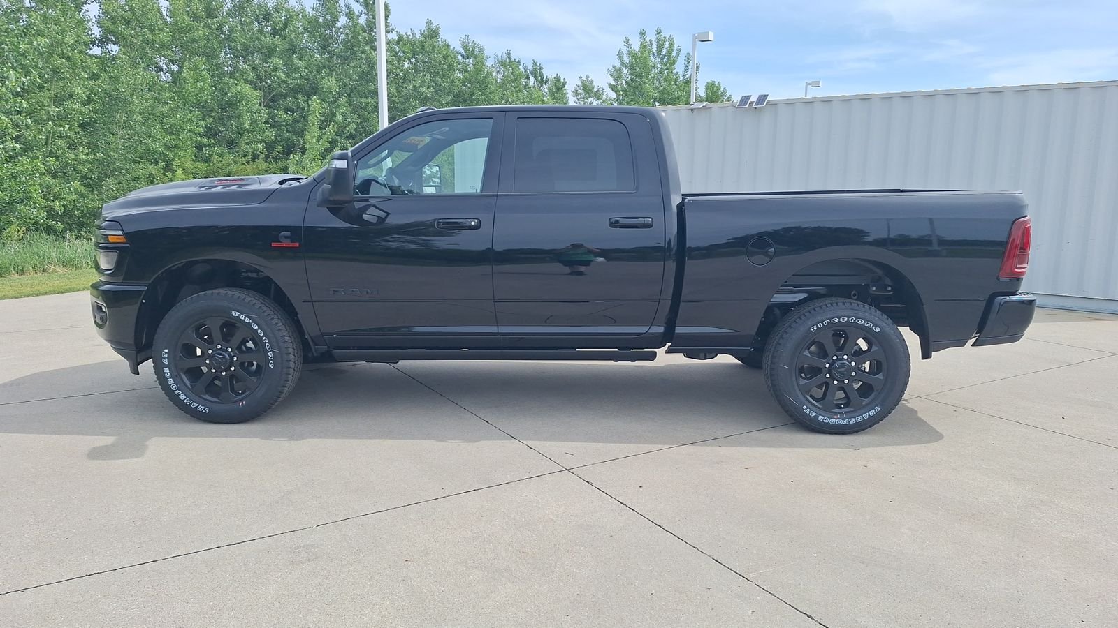 New 2026 Diamond Black Crystal Pearl-Coat Exterior Paint RAM Laramie image 6