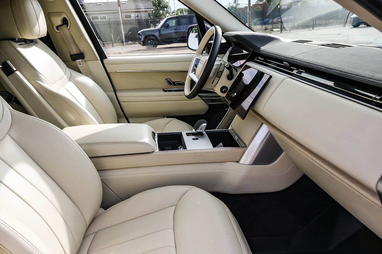 2024 Land Rover Range Rover SE - Photo 17