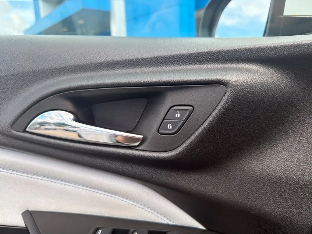 Used 2025 Summit White Chevrolet LT image 27