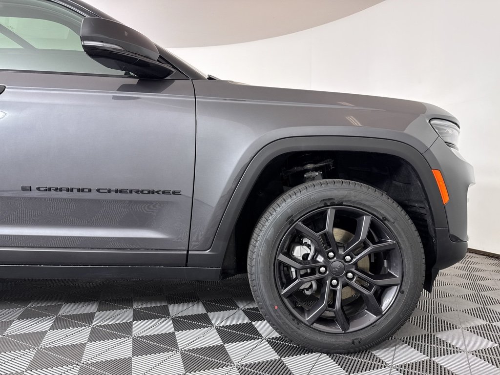 New 2025 Baltic Gray Metallic Clear-Coat Exterior Paint Jeep Limited image 23