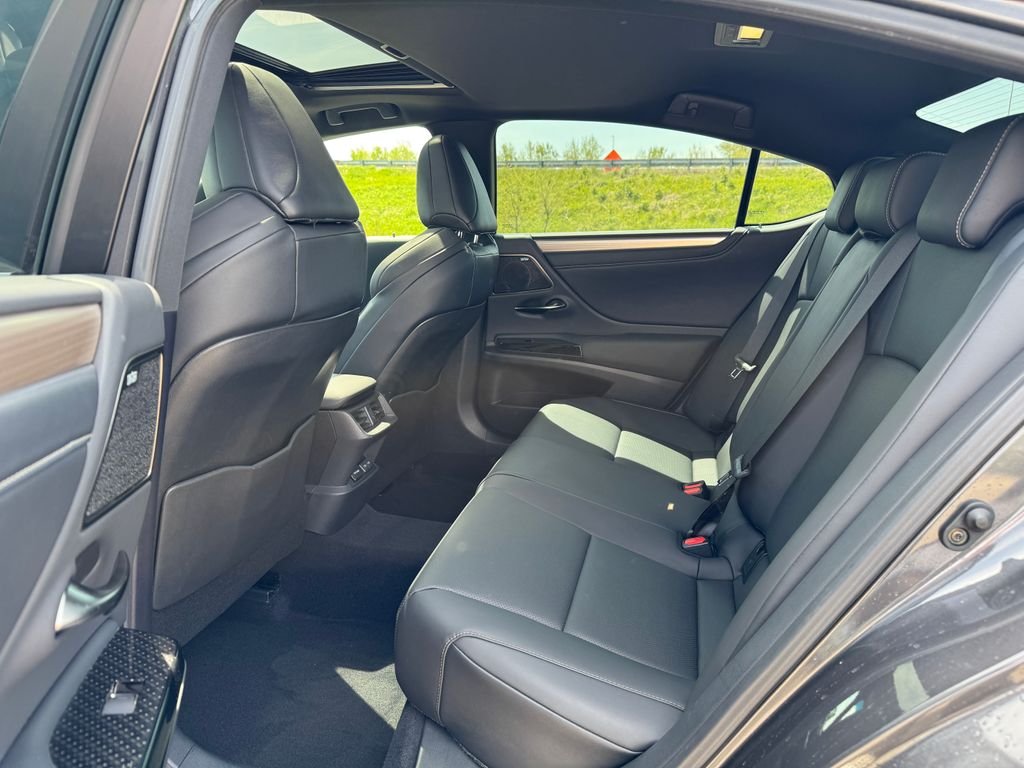 2025 Lexus ES - Photo 12