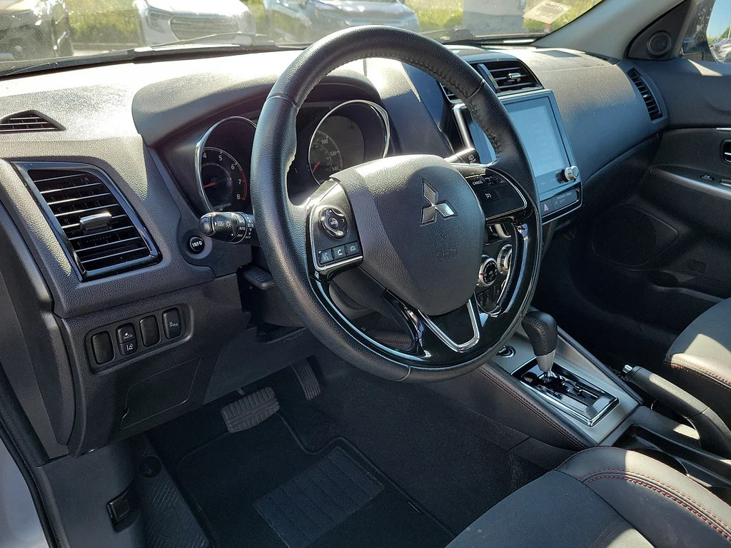 Used 2025 Mercury Gray Metallic Mitsubishi SE image 17