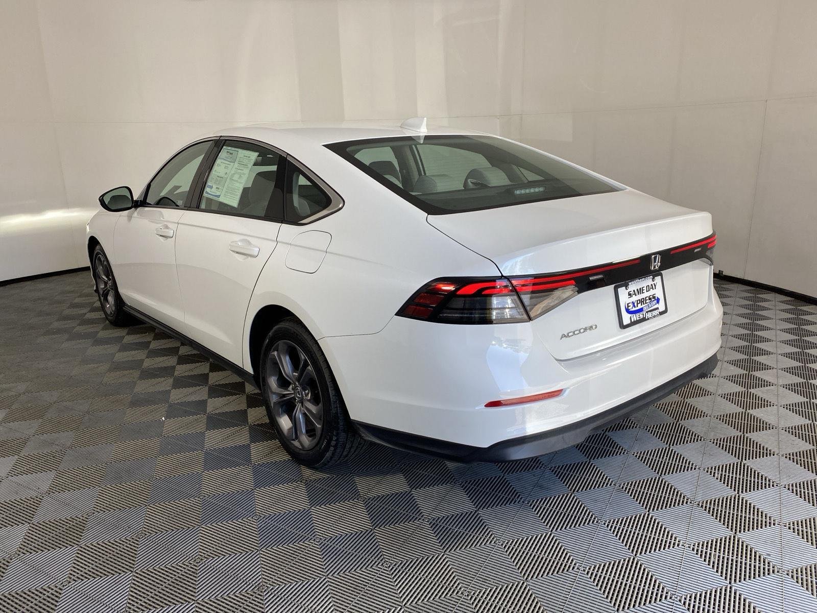 Used 2024 Platinum White Pearl Honda EX image 5