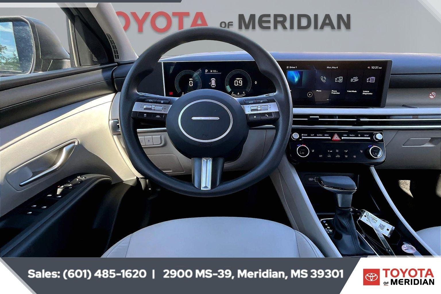 Used 2025 Hampton Gray Hyundai SEL image 5