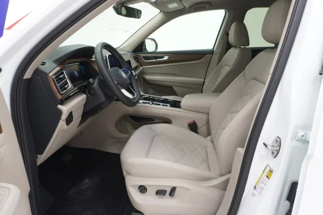 New 2026 Opal White Pearl Volkswagen 2.0T SE w/Technology image 15