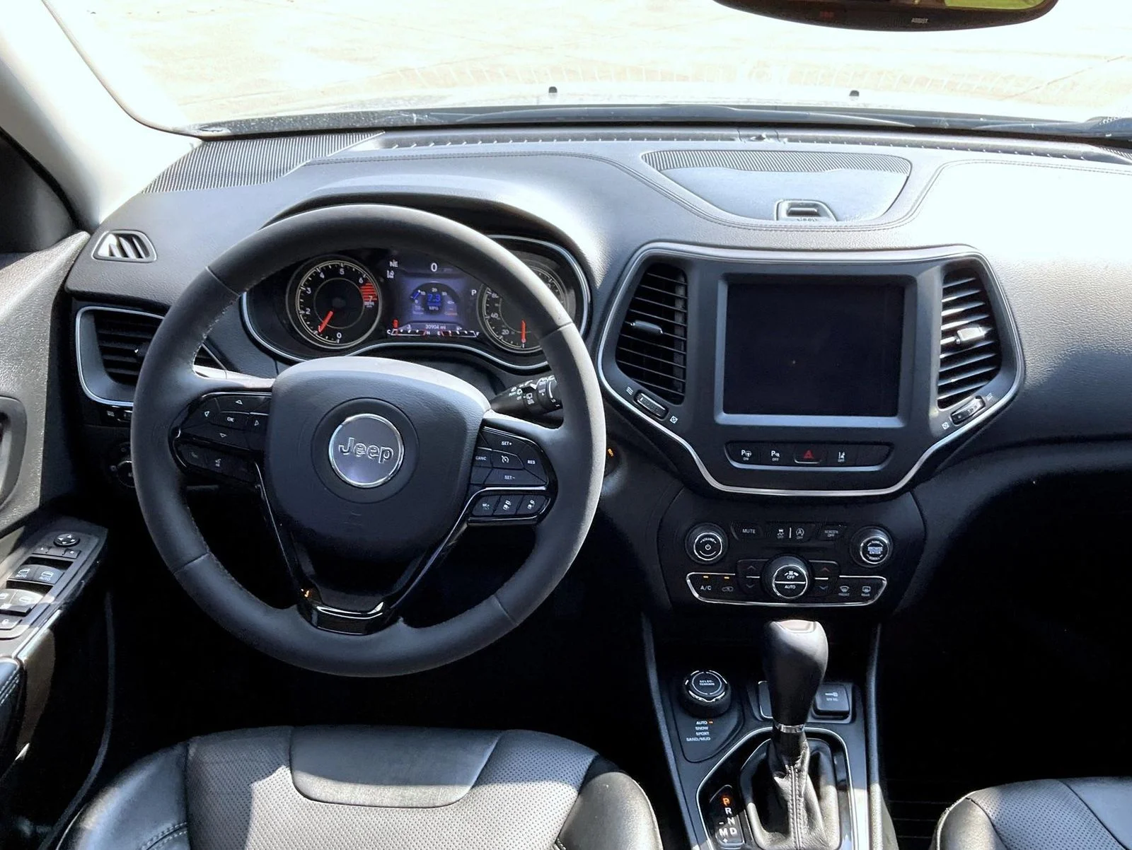 Used 2023 Gray Jeep Altitude image 14