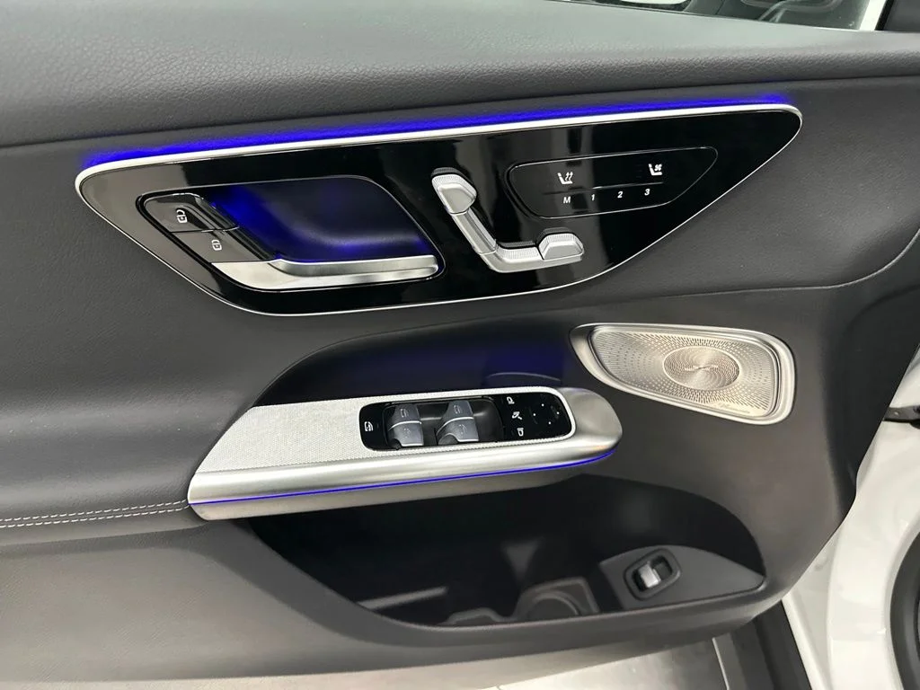 New 2027 White Mercedes-Benz GLC 300 image 14