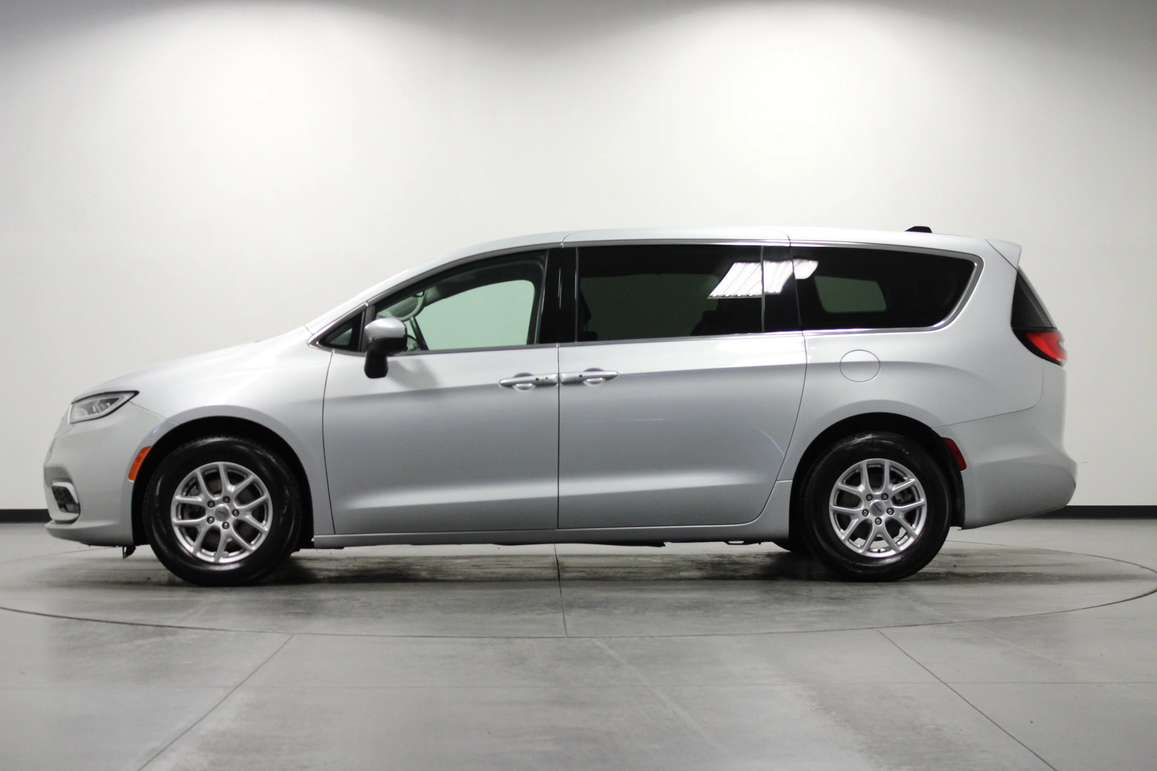 Used 2023 Silver Mist Clearcoat Chrysler Touring L image 7