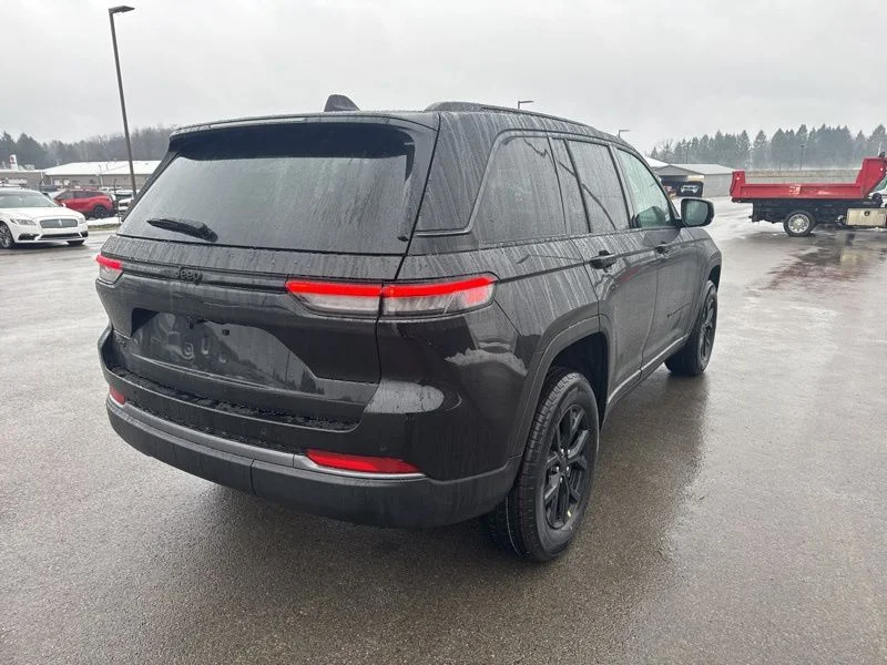 New 2026 Diamond Black Crystal Pearl-Coat Exterior Paint Jeep Laredo Altitude image 3