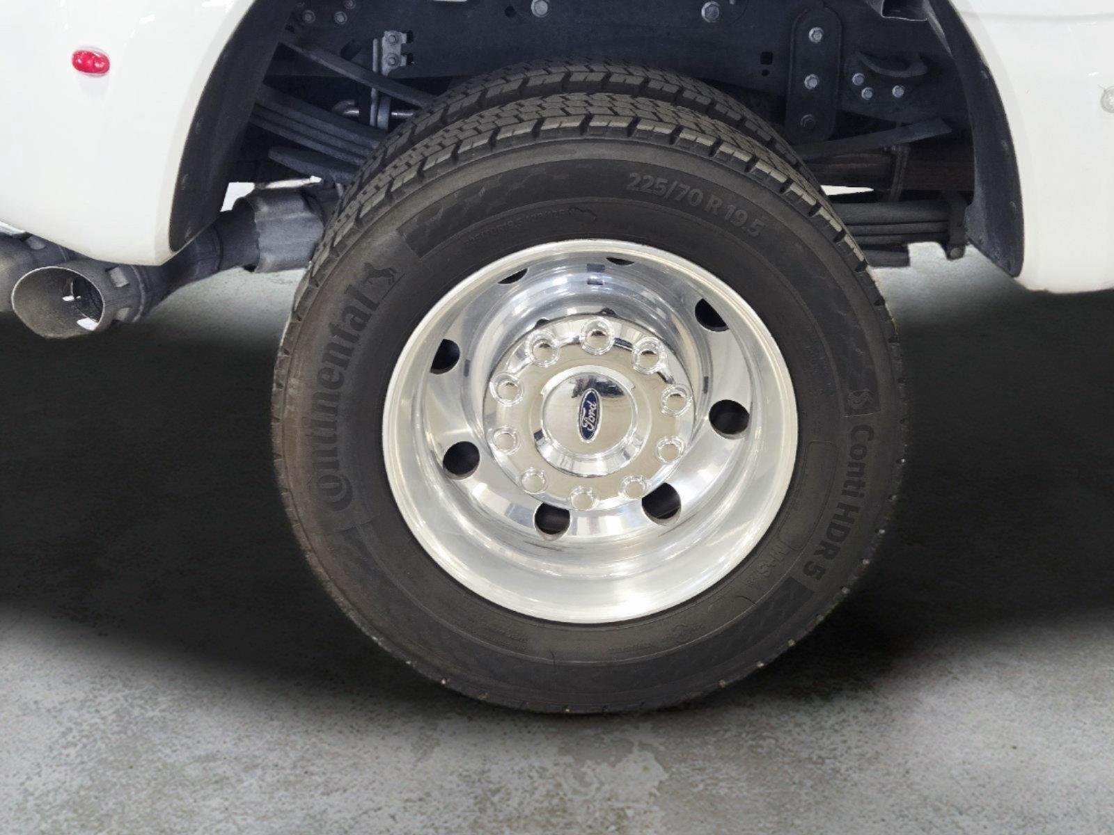 Used 2025 Oxford White Ford LARIAT image 11