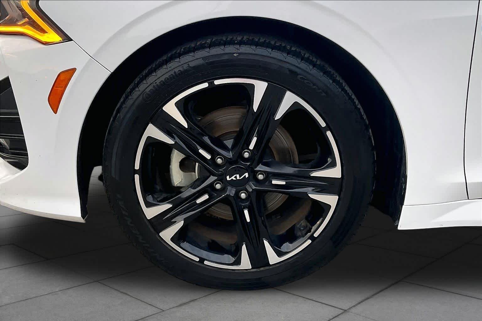 Used 2023 Glacial White Pearl Kia GT-Line image 10