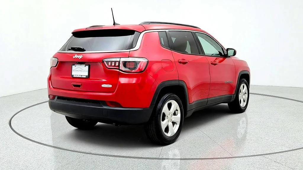 Used 2019 Redline Pearlcoat Jeep Latitude FWD image 5