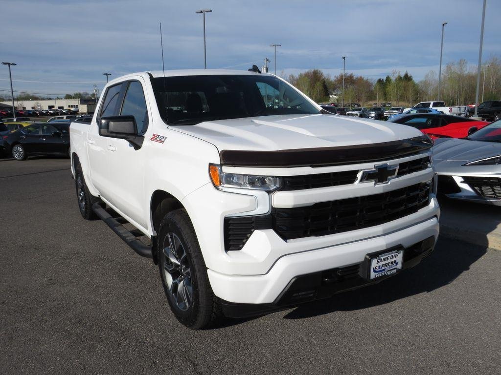 Used 2024 Summit White Chevrolet RST image 3