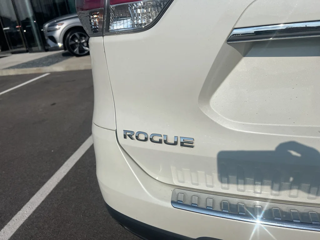 Used 2015 Pearl White Nissan SL image 4